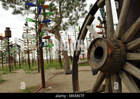 Elmer's Flasche Tree Ranch, eine Volkskunst Installation und Straßenrand Attraktion erstellt von Elmer Lange entlang der Route 66 in der Oro Grande, Kalifornien. Stockfoto