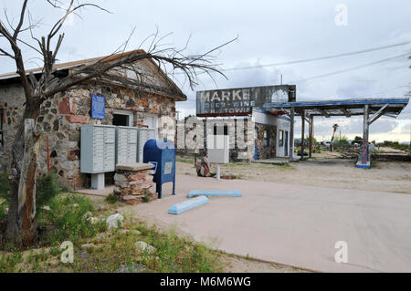 Die alte Stein Post und verlassenen Wayside Markt und Service Station stand in der Route 66 Gemeinschaft von Essex, Kalifornien. Stockfoto