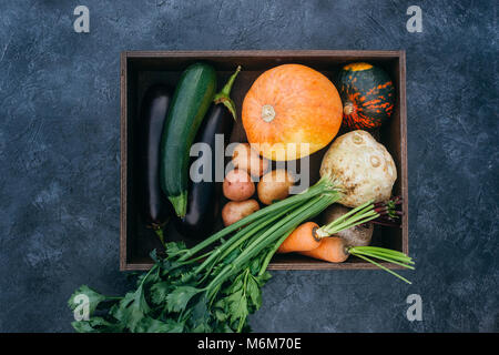 Blick von oben auf die Reife rohes Gemüse der Saison in Box Stockfoto