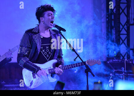 Neapel, Italien. 04 Mär, 2018. Stash Fiordispino der Italienischen pop rock Band Die Kolors führt live während theil Frida Tour 2018. Credit: Paola Visone/Pacific Press/Alamy leben Nachrichten Stockfoto