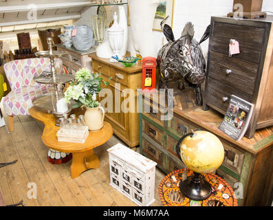 Verschiedene Objekte zum Verkauf in Antiquitätengeschäft, marlesford Mühle, Suffolk, England, Großbritannien Stockfoto