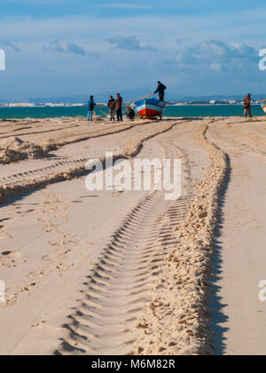 Hammamet - Tunesien - Stadt Strand mit Menschen und Boote Stockfoto