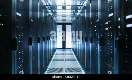 Der Korridor im Rechenzentrum voller Rack Servern und Supercomputern. Stockfoto