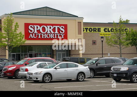 Commack, New York - 22. Mai 2016: Sports Authority stores Endbestand Liquidation nach Unternehmen Dateien für Bankrott des Kapitels 11. Kinder Wählen Video Stockfoto