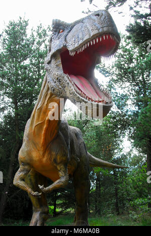 Volle Größe Modell der Tyrannosaurus rex Dinosaurier in Dinosaur Park im Löwenpark in Givskud, Dänemark. August 8 2015. Givsud Zoo ist einer der größten Tour Stockfoto