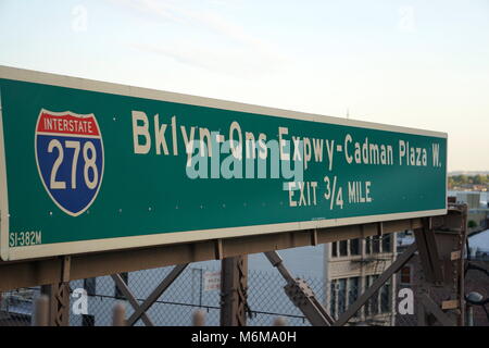 New York City, NY - Juni 7, 2016: Verkehr Schild auf der Brooklyn Bridge für die Bqe expressway Manhattan verlassen über den East River. Stockfoto