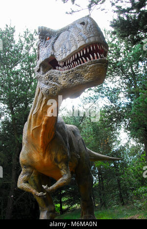 Volle Größe Modell der Tyrannosaurus rex Dinosaurier in Dinosaur Park im Löwenpark in Givskud, Dänemark. August 8 2015. Givsud Zoo ist einer der größten Tour Stockfoto