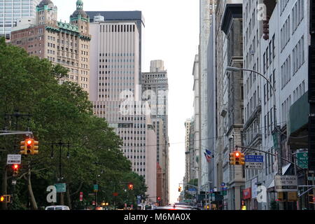 New York City, NY - Juni 7, 2016: Downtown Manhattan Schuß zwischen die Gebäude über einen geschäftigen Avenue Vergangenheit Rathaus an die Wall Street Stockfoto