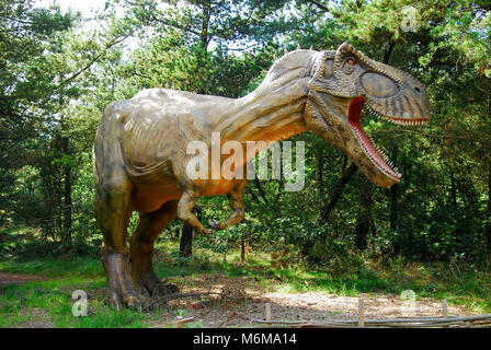 Volle Größe Modell der Tyrannosaurus rex Dinosaurier in Dinosaur Park im Löwenpark in Givskud, Dänemark. August 8 2015. Givsud Zoo ist einer der größten Tour Stockfoto