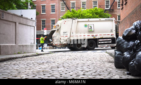 Brooklyn, NY - 7. Juni 2016: New York Abteilung der Abwasserentsorgung Lkw Müll sammelt sich entlang der Straße der Stadt. DSNY ist verantwortlich für Müll und recycl Stockfoto