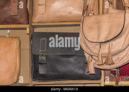 Handgefertigte leder Quaste Taschen und Schulranzen für Verkauf im Souk, res, Marokko Stockfoto