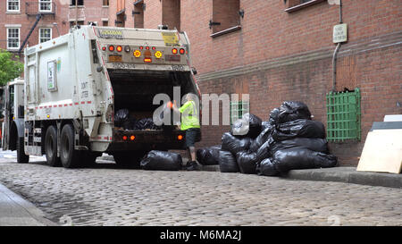 Brooklyn, NY - 7. Juni 2016: DSNY Arbeiter sammeln Müll auf einer Straße der Stadt. New York Abteilung der Hygiene ist für Abfall und Recycling co verantwortlich. Stockfoto