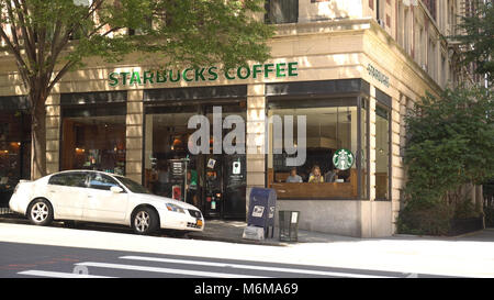 New York City - 14. August 2016: Starbucks Kaffee Einzelhandel Standort auf der Upper East Side von Manhattan. Menschen besuchen im Morgen für den täglichen Koffeineinnahme und e Stockfoto