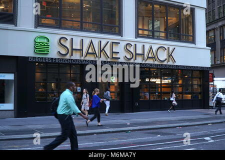 New York City - September 2016: Shake Shack Herald Square Lage store Front. Amerikanische Fast-Food Restaurant kette in New York City. Dienen ha Stockfoto