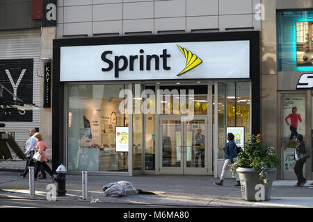 New York City - September 2016: Menschen gehen vorbei Sprinten store in Manhattan. Handy cellular Corporation ist ein Telekommunikationsunternehmen, dass pro Stockfoto