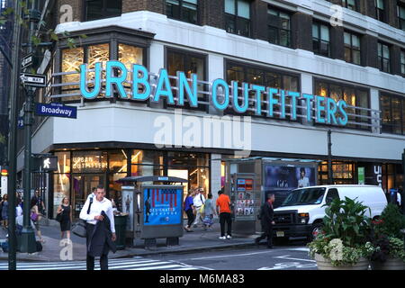 New York City - September 2016: Urban Outfitters Herald Square Manhattan Verkaufsplattform. Multinationale Kleidung Corporation Hauptsitz in Philadelphia. Stockfoto
