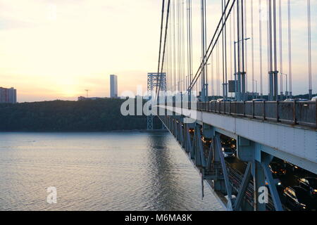 Sonnenuntergang über New Jersey an der Seite der George Washington Brücke während des Abends pendeln Stockfoto
