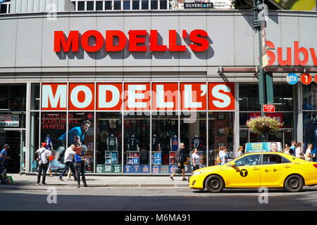 New York City - September 2016: Modell's Sporting Goods außen Store Front in Manhattan. Kauf im Einzelhandel Produkte für Spiele und Veranstaltungen - basebal Stockfoto