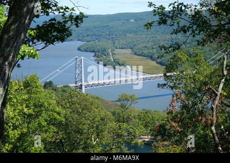 Luftaufnahme des Bear Mountain bridge den Hudson River Crossing über das Tal in Rockland County New York. Verbindet Berg in den Catskills. Stockfoto
