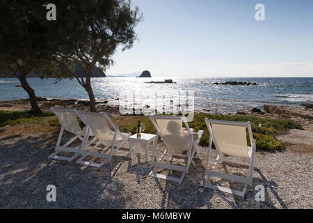 Liegestühle mit Blick auf den Sonnenuntergang am Nefeli Sunset Studios, Pollonia, Milos, Kykladen, Ägäis, Griechische Inseln; Griechenland; Europa Stockfoto