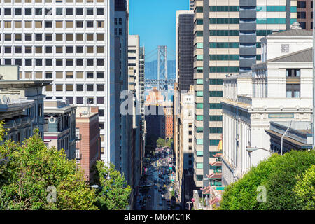 Skyline von San Francisco und Oakland Bay Bridge auf Hintergrund, San Francisco, CA. Stockfoto
