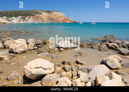 Felsen und klaren türkisblauen Meer mit Yachten an Provatas Beach, Milos, Kykladen, Ägäis, Griechische Inseln; Griechenland; Europa Stockfoto