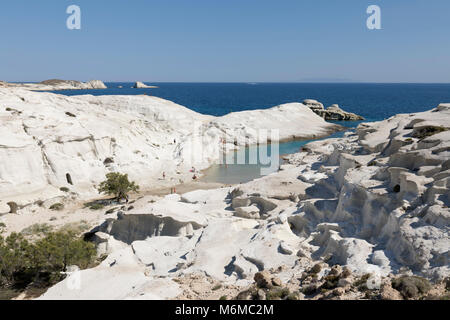 Strand und vulkanische Felsformationen bei sarakiniko an der Nordküste, Sarakiniko, Milos, Kykladen, Ägäis, Griechische Inseln; Griechenland; Europa Stockfoto