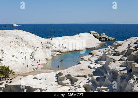 Strand und vulkanische Felsformationen bei sarakiniko an der Nordküste, Sarakiniko, Milos, Kykladen, Ägäis, Griechische Inseln; Griechenland; Europa Stockfoto