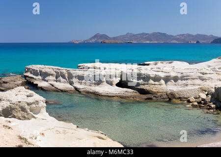 Klares türkises Meer und Felsformationen bei sarakiniko an der Nordküste, Sarakiniko, Milos, Kykladen, Ägäis, Griechische Inseln; Griechenland; Europa Stockfoto