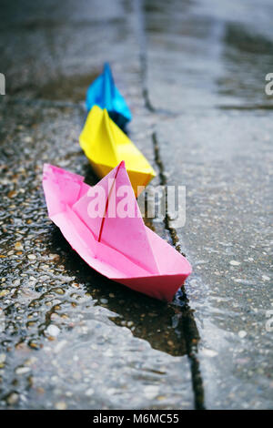 Farbiges Papier Boote in einer regnerischen Tag Stockfoto