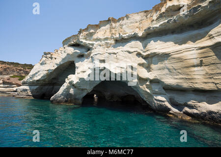 Höhlen und Felsformationen mit kristallklarem Wasser auf Kleftiko, Kleftiko, Milos, Kykladen, Ägäis, Griechische Inseln; Griechenland; Europa Stockfoto