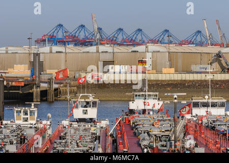 Hamburg, Deutschland - Tankschiffe der Dettmar Reederei lag vor Anker in Koehlfleet Finkenwerder bei Tageslicht. Stockfoto