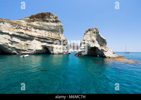 Höhlen und Felsformationen mit kristallklarem Wasser auf Kleftiko, Kleftiko, Milos, Kykladen, Ägäis, Griechische Inseln; Griechenland; Europa Stockfoto