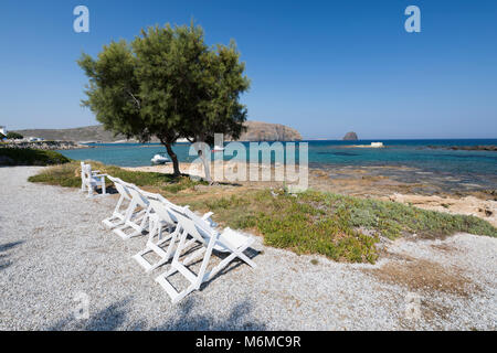 Liegestühle mit Blick auf das Meer bei Nefeli Sunset Studios, Pollonia, Milos, Kykladen, Ägäis, Griechische Inseln; Griechenland; Europa Stockfoto