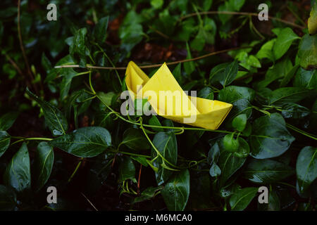 Farbiges Papier Boote in einer regnerischen Tag Stockfoto