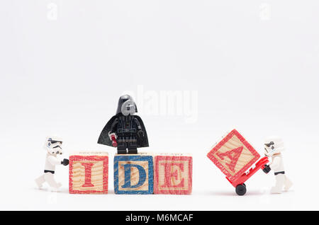 Lego Darth Vader, Storm Trooper Montage Wort Idee mit bunten Alphabete blockieren. isoliert auf weißem abckground. Stockfoto