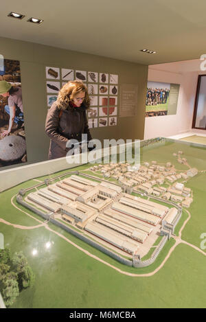 Vindolanda Museum, ein Besucher in der Zulassung Gebäude der Vindolanda Museum Studien ein Modell der römischen Festung und Stadt, Northumberland, England, Stockfoto