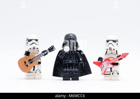 Lego Darth Vader mit Storm Trooper singen und spielen Gitarre. auf weißem Hintergrund. Stockfoto