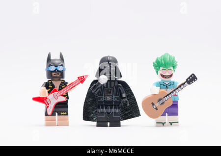 Lego Batman und Joker holding eine Gitarre mit Darth Vader singen. auf weißem Hintergrund. Stockfoto