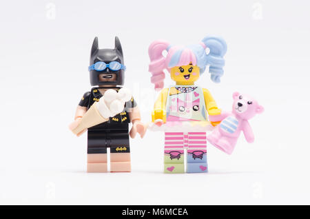 Lego Batman holding Eis und n-pop girl Holding einen Teddybären auf weißem Hintergrund. Stockfoto