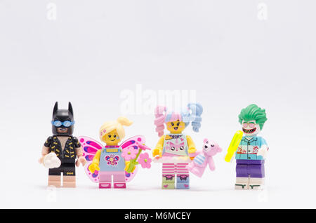 Lego Batman, n pop Mädchen, Schmetterling Mädchen und Joker auf weißem Hintergrund. Stockfoto