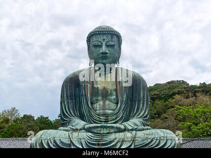 Berühmte monumentale outdoor Bronzestatue von Amida Buddha am Eingang des buddhistischen Tempel von kōtoku-in, in der Stadt Kamakura, Japan Stockfoto