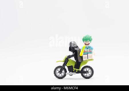 Lego Darth Vader riding Dirt Bike mit Joker im Rücken. auf weißem Hintergrund. Stockfoto