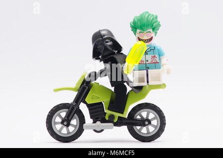 Lego Darth Vader riding Dirt Bike mit Joker im Rücken. auf weißem Hintergrund. Stockfoto