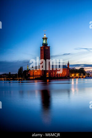 Stockholm Sonnenuntergang mit Rathaus von Riddarholmen gesehen. Stockfoto