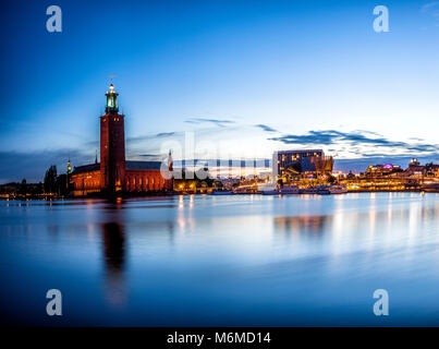 Stockholm Sonnenuntergang Skyline mit Rathaus von Riddarholmen gesehen. Stockfoto