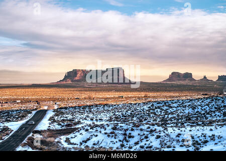 Sonnenaufgang im Winter im Monument Valley Stockfoto