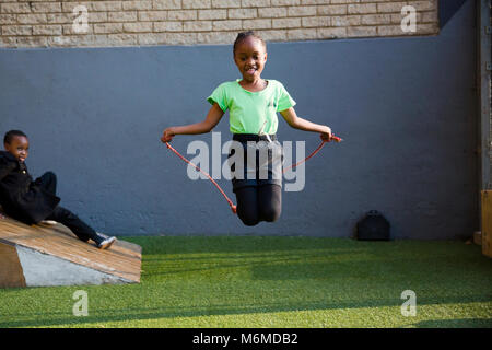Kind springen auf einem Springseil Stockfoto