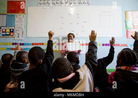 Erziehung der Kinder in die Hände der Lehrer zu beantworten Stockfoto
