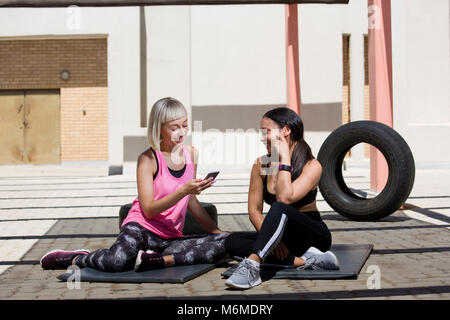 Frauen sitzen zusammen und reden im Health club Stockfoto